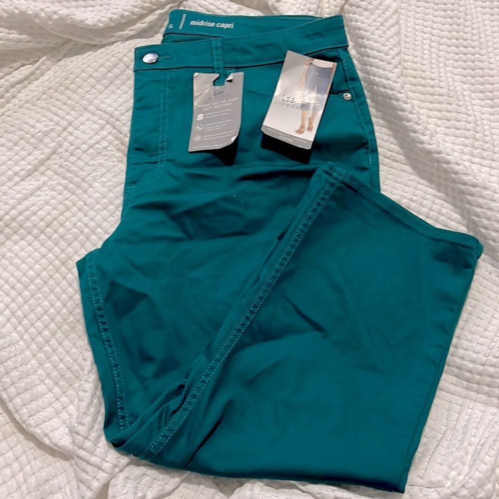 NWT- Riders by Lee - 16. Mid Rise Capri